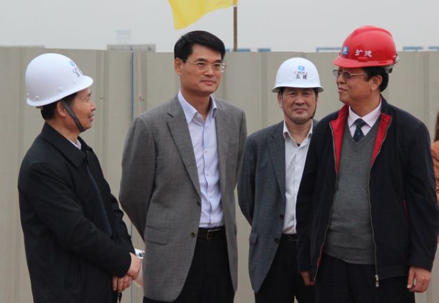 集團公司董事長金寧運，副總經(jīng)理侯立林，公司董事長劉漢橋陪同自治區(qū)人大環(huán)資委副主任委員宋繼東在吳圩機場新航站樓項目視察工作。 