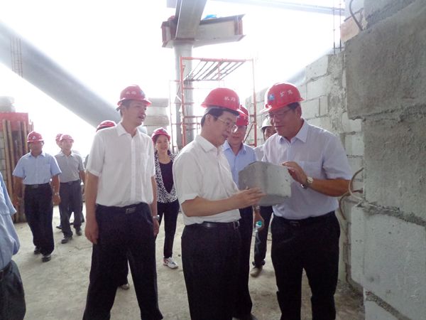 自治區(qū)黨委常委、組織部部長周新建及自治區(qū)人民政府副主席陳剛對公司南寧機場航新航站樓垂直指廊標段工程項目進行檢查
