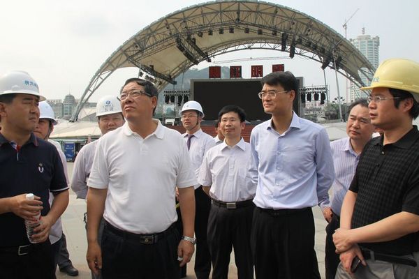 自治區(qū)副主席陳剛，集團公司董事長、黨委書記金寧運視察公司風情港項目進展情況