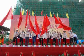 廣西五建“工地當先鋒、五建黨旗飄”暨“黨員突擊隊”授旗儀式