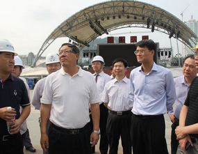 自治區副主席陳剛，集團公司董事長、黨委書記金寧運視察公司風情港項目進展情況
