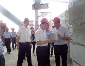 自治區(qū)黨委常委、組織部部長周新建及自治區(qū)人民政府副主席陳剛對公司南寧機場航新航站樓垂直指廊標段工程項目進行檢查